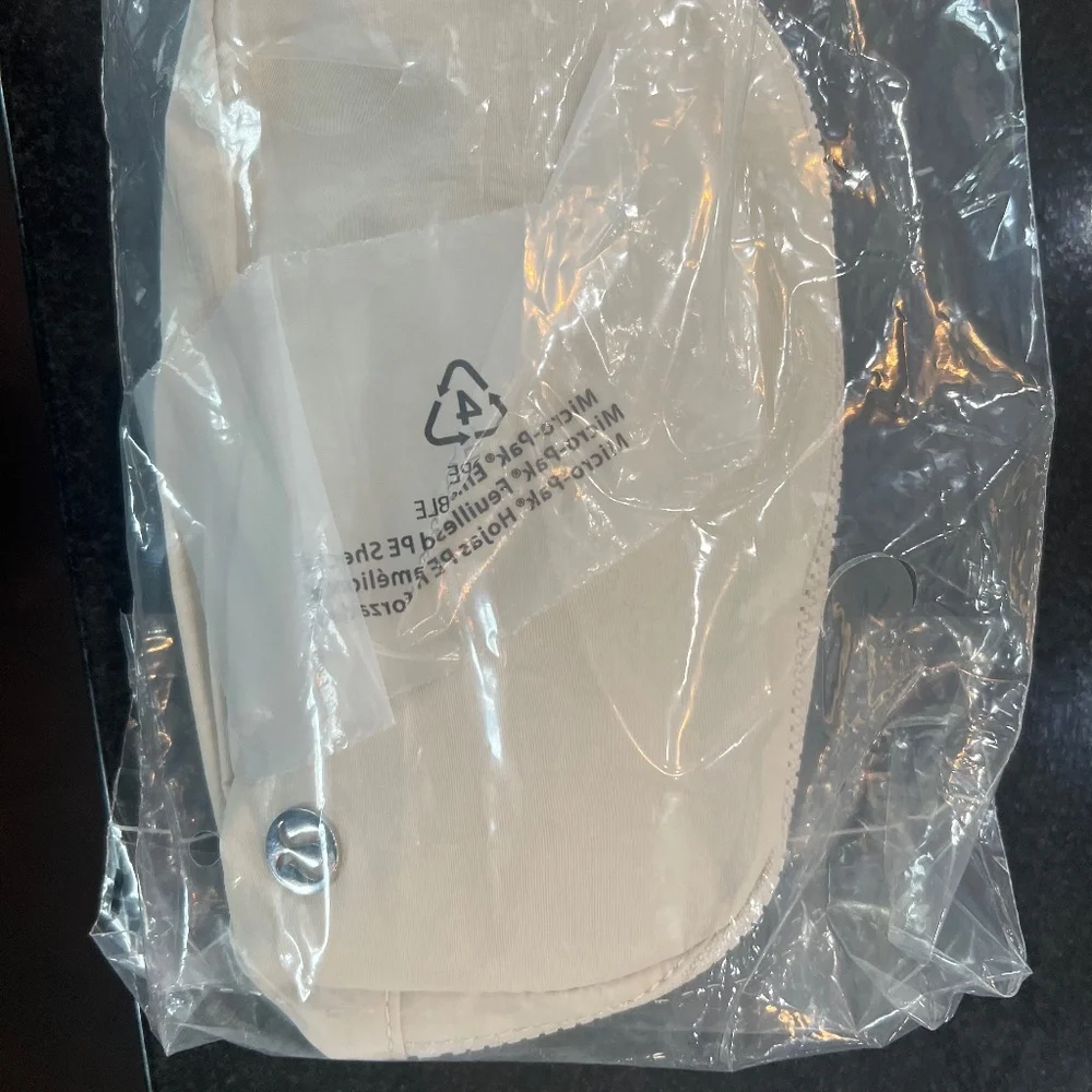 Lululemon everywhere belt bag White Opal with extendable strap - Picture 5 of 6